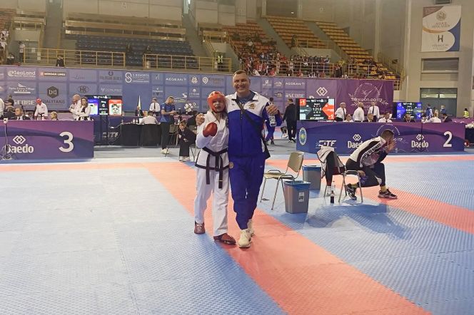 Анастасия Калашникова с тренером Дмитрием Савельевым. Фото: Алтайская краевая федерация тхэквондо ИТФ