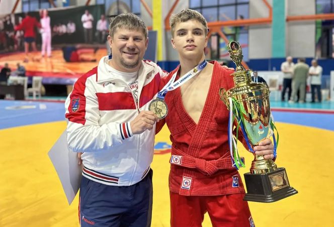 Александр Перов - победитель турнира в Ташкенте (с тренером Павлом Терениным). Фото предоставлено участниками соревнований