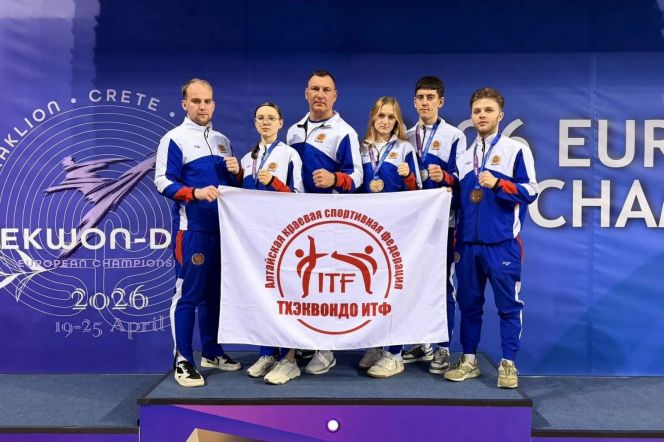 Спортсмены Алтайского края на чемпионате и первенстве Европы по тхэквондо ИТФ. Состав (слева направо): Михаил Русских, Анастасия Калашникова, Дмитрий Савельев (тренер), Ольга Грязева, Никита Дёмин и Дмитрий Колов. Фото: Алтайская краевая федерация тхэквондо ИТФ