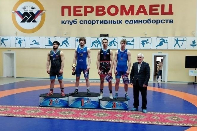 Крайний справа на третьей ступени пьедестала Иван Козлов. Фото: СШОР «Россия» (Иркутск)