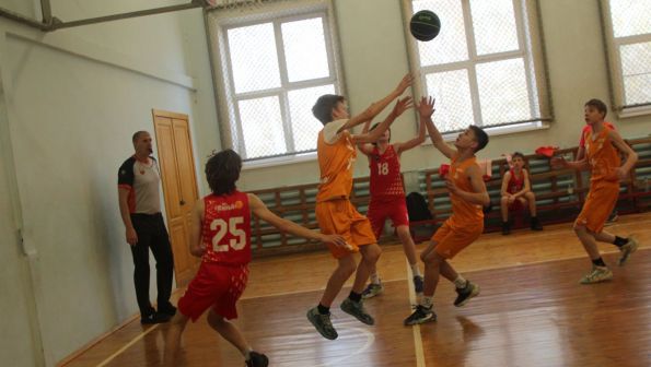 30 лет славных побед! В Барнауле состоялся юбилейный турнир городской Школьной баскетбольной лиги (фото)