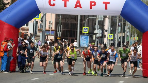 Мир, труд, бег! В Барнауле в 70-й раз прошла эстафета на призы газеты «Алтайская правда»