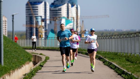 Объединяя время. В Нагорном парке Барнаула состоялся легкоатлетический праздник "Мир. Труд. Бег" (много фото)