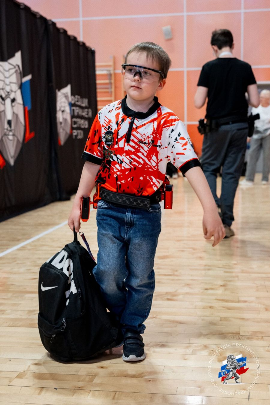 Самый юный участник соревнований 7-летний Андрей Бледных из Барнаула достойно вынес груз ответственности. Фото: Антон Новосёлов/Федерация практической стрельбы Красноярского края