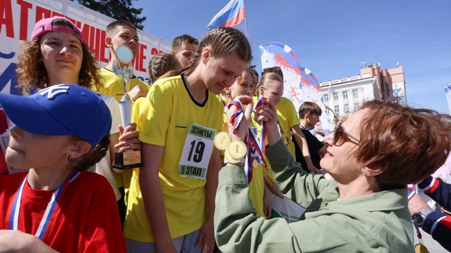 Татьяна Ильюченко награждает спортсменов с нарушением слуха из алтайской общеобразовательной школы № 1. Фото: Олег Богданов