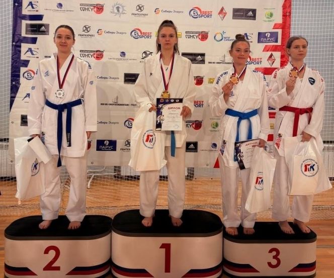 Победительница чемпионата Сибири Дарья Бронникова завоевала путевку на чемпионат России. Фото: Федерация каратэ Алтайского края