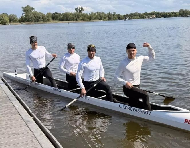 Золотой российский квартет (слева направо): Матвей Арсенов, Дмитрий Шаров, Иван Штыль, Алексей Коровашков. Фото: Федерация каноэ России