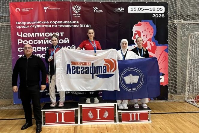 Ульяна Тимофеева на фото крайняя справа