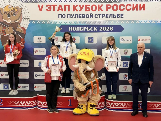 Олеся Маниченко (слева) на второй ступени пьедестала. Фото: СПС "Меткий стрелок", Барнаул