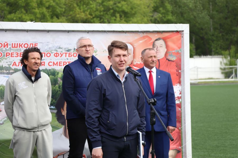 Поздравления школе заместителя председателя Алтайского краевого Законодательного Собрания Дениса Голобородько. Фото: Вадим Вязанцев / Алтайский спорт