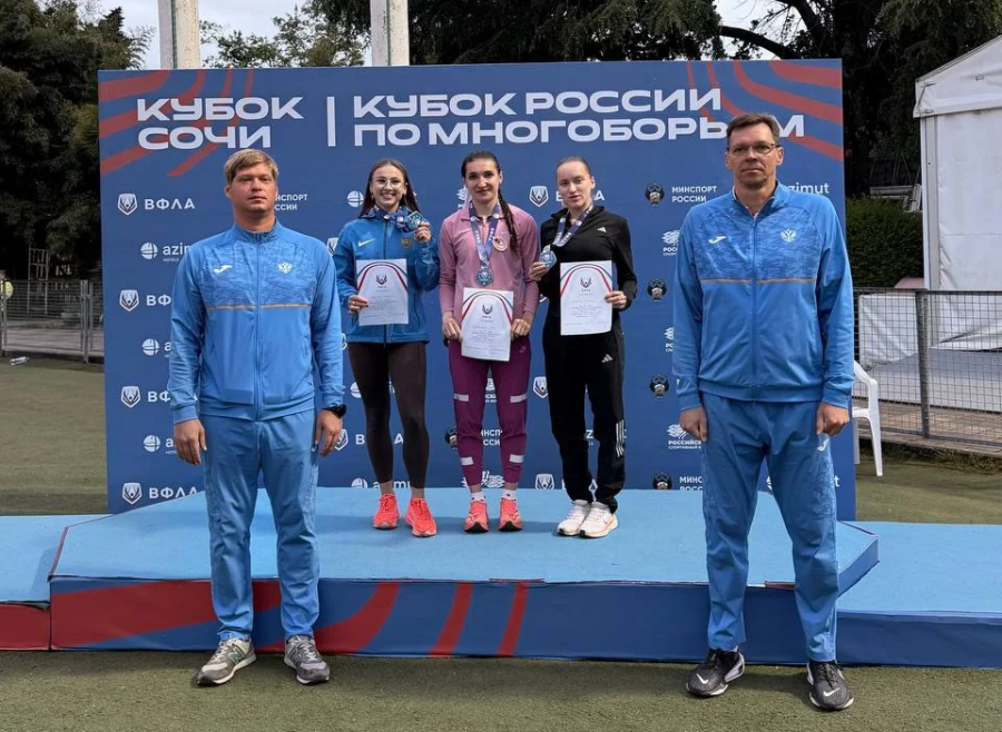 В центре Анна Садовничева - победительница Всероссийских соревнований "Кубок Сочи" в беге на 400 метров