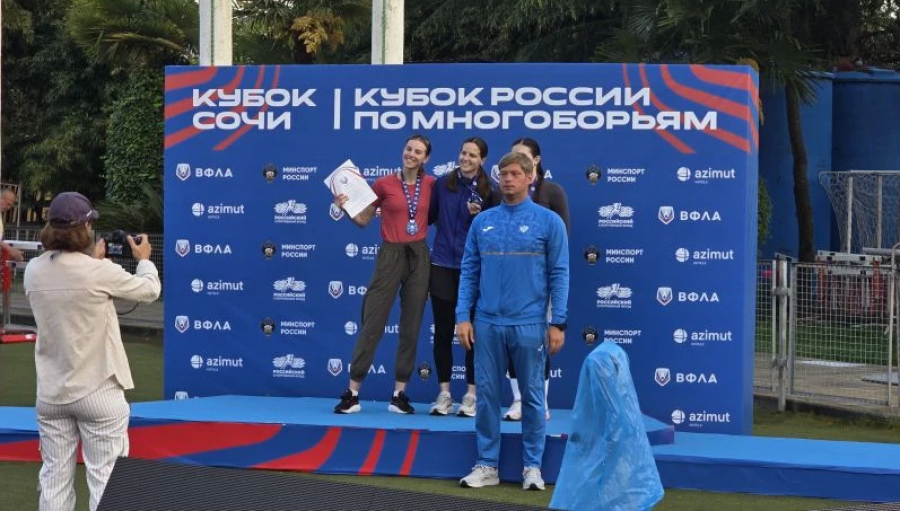 Призёры "Кубка Сочи" в беге на 100 метров с барьерами. Виктория Погребняк - в центре