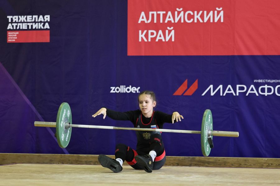Когда штанга оказалась сильнее... Фото: Александр Чёрный/"Алтайский спорт"