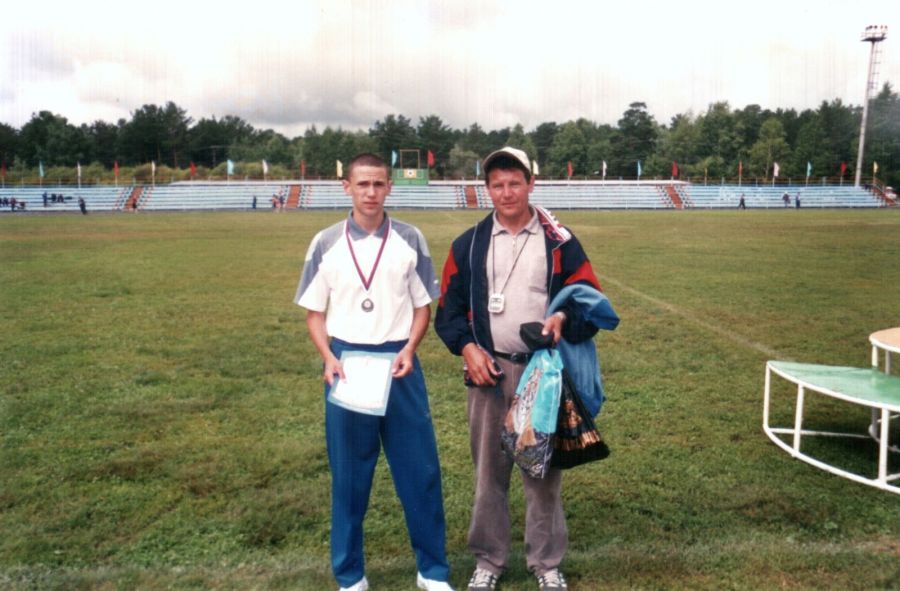 С отцом Сергеем Александровичем на сельской олимпиаде в Павловске-2002. Фото из альбома спортсмена 