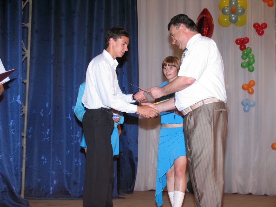 Ректор АГАУ Сергей Золотарев вручает Роману Чернусю красный диплом, 2007 год. Фото из альбома спортсмена 