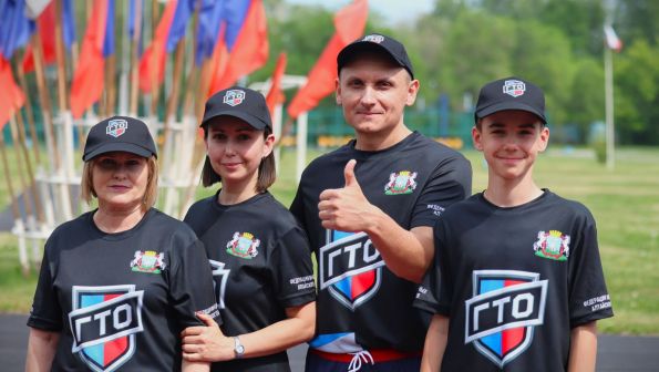 Бабушка в бассейн, папа - на турник! В Барнауле состоялся краевой фестиваль ГТО среди семейных команд