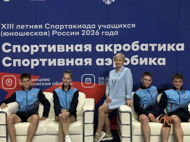 На фото: спортсмены региональной сборной с руководителем Федерации спортивной аэробики Алтайского края Натальей Грининой