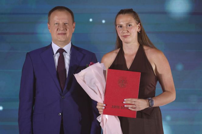 Ирина Соколова получила диплом с отличием из рук губернатора Алтайского края Виктора Томенко. Фото: Олег Богданов / «Алтайская правда»