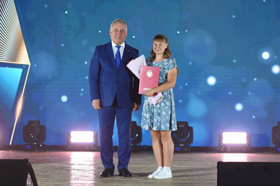 Красный диплом Кристине Найденовой вручил спикер АКЗС Александр Романенко. Фото: Алёна Корякина / пресс-служба АлтГПУ