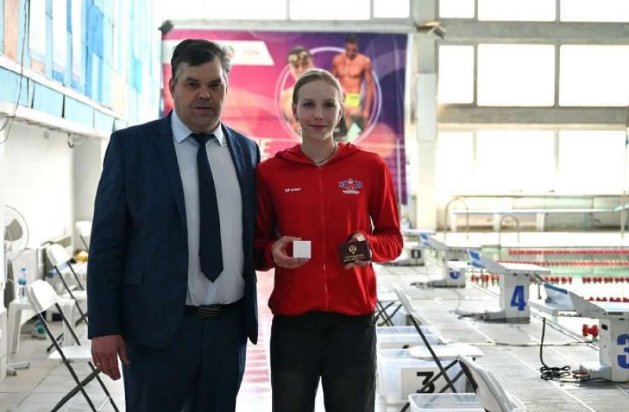 София Маслова с директором СШОР "Обь" Александром Звягинцевым. Фото: СШОР "Обь"