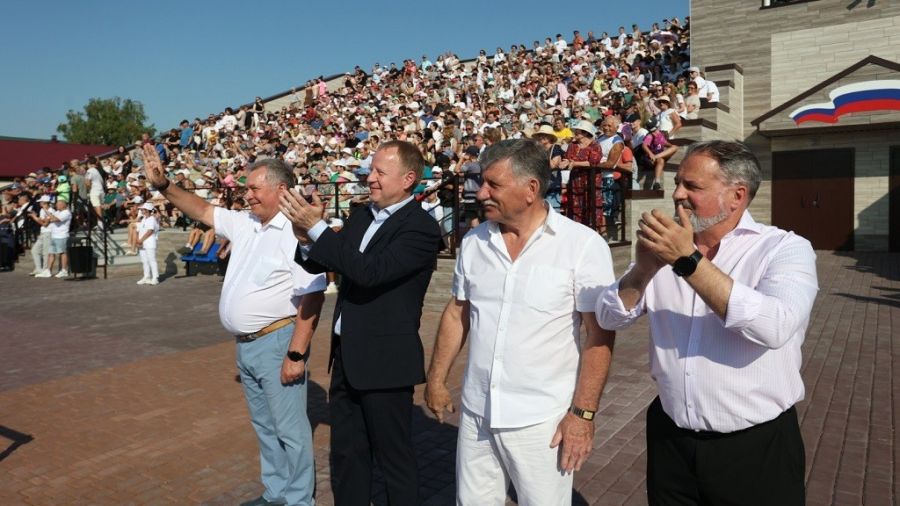 Спортсменов приветствовали Александр Романенко, Виктор Томенко, Андрей Гинц и Михаил Панфилов. Фото: Олег Богданов