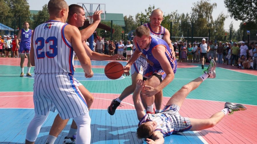Роман Баландин в финале сельской олимпиады-2026 в окружении павловчан. Фото: Олег БОГДАНОВ