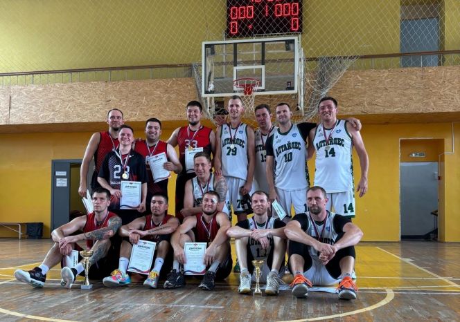 Участники финала команды Междуреченска и "АлтайЛес". Фото: паблик ВК Basketball of Barnaul