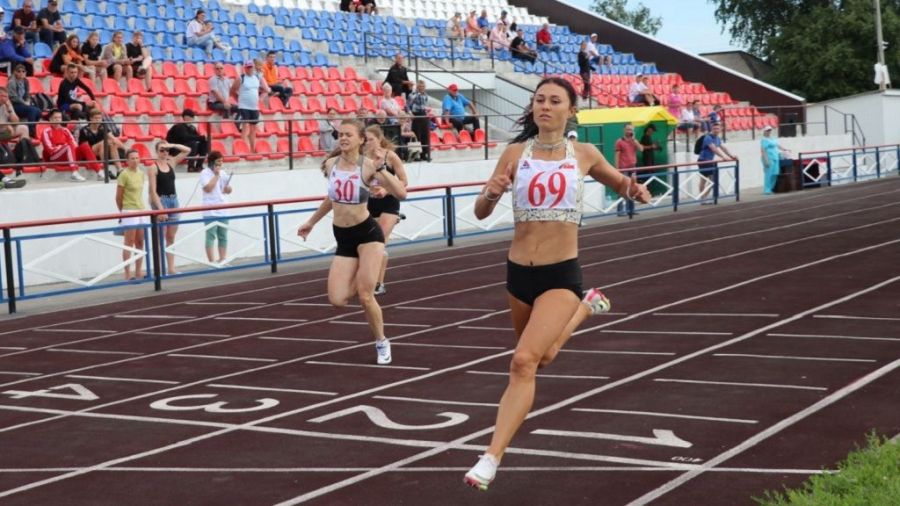 Жанна Уколова на мамонтовской олимпиаде в 2022 году выиграла финальный забег на 100 метров. Фото: "Алтайский спорт" 