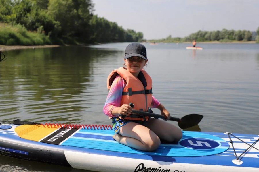 Тем, кто только начинает "чувствовать воду", дают сначала сапборды. Фото: Елена Коржева/"Бийский рабочий"