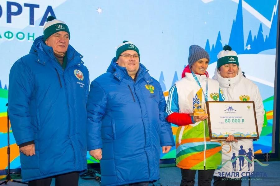 Марина Зятькова с Еленой Вяльбе на награждении победителей марафона "Земля спорта". Фото: Пресс-служба марафона "Земля спорта"