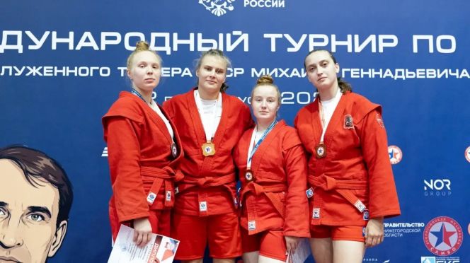 Наталья Чернецова вторая справа. Фото: Федерация самбо Алтайского края
