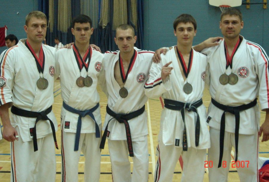  Сборная РФ - чемпионы мира. Канада, 2007 год. В центре Александр Суховерхов. Фото из альбома спортсмена