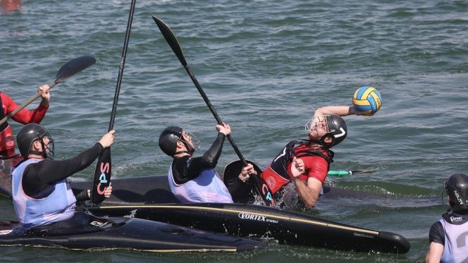 С мячом Алексей Немцов. Фото: Олег Богданов
