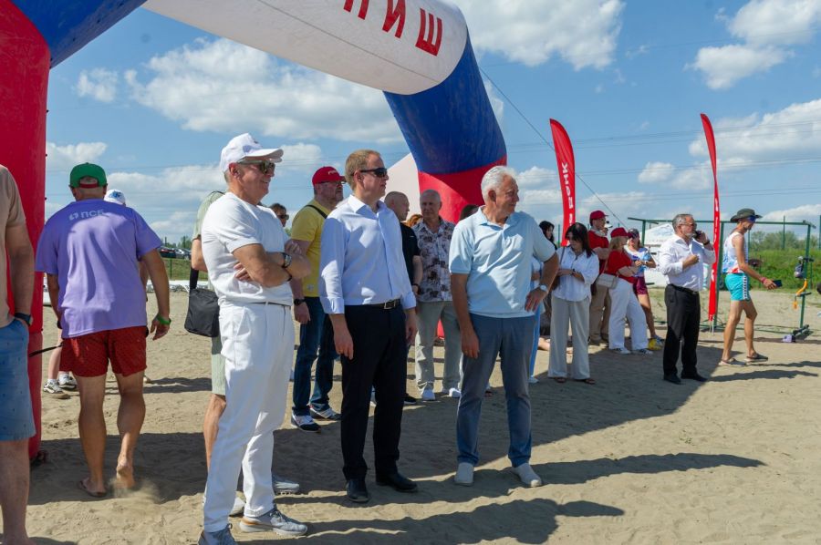Губернатор Виктор Томенко лично дал старт мужскому финалу в сапбординге в "Технической гонке". Фото: Федерация гребли на байдарках и каноэ Алтайского края