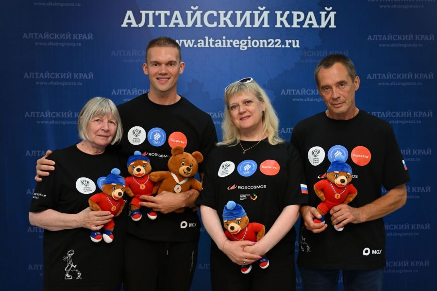 Сергей Бойцов на встрече в Правительстве Алтайского края с родителями и бабушкой. Фото: Антон Червяков/пресс-служба Правительства Алтайского края