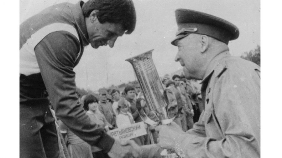 Андрей Гинц получает кубок на сельской олимпиаде 1984 года в Краснощёково