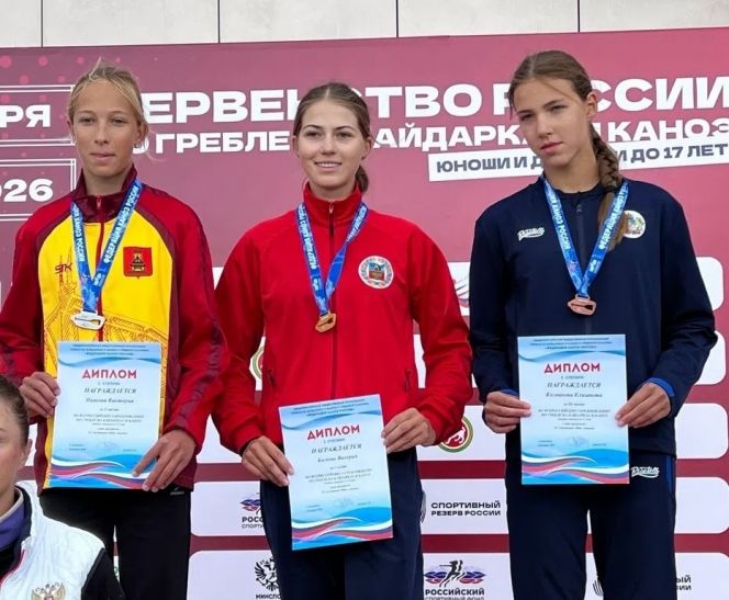 Байдарочница из Бийска Валерия Бигеева (в центре) в Казани завоевала первую медаль на соревнованиях всероссийского уровня. Фото: Федерация каноэ России
