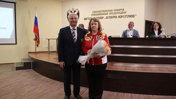 Президент ПКР Павел Рожков вручил заслуженному тренеру России Елене Соколовой Орден Почёта