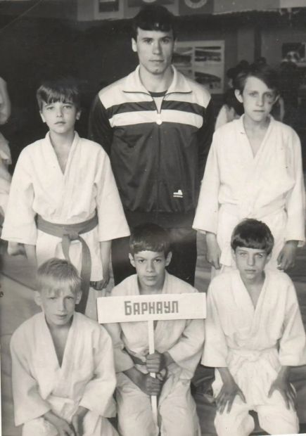 Тренер Игорь Вотяков с воспитанниками на международном турнире 1992 года в Якутске. Павел Афонин слева в первом ряду. Фото предоставлено организаторами соревнований