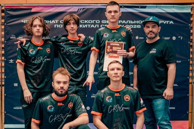 Команда «CKS4GAMERS» с тренером Максимом Егерем. Фото: Федерация фиджитал спорта Алтайского края
