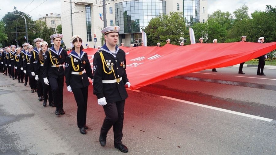 На параде в честь 74-й годовщины Победы в Великой Отечественной войне - учащиеся Новороссийского казачьего кадетского корпуса. Впереди задает темп избранный атаман, 11-классник Дмитрий Большаков. Фото: slavakubani.ru  