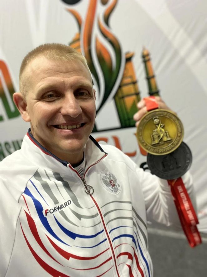 Медали Дмитрия Шевелева на чемпионате мира-2026.  Фото: Федерация гиревого спорта России 