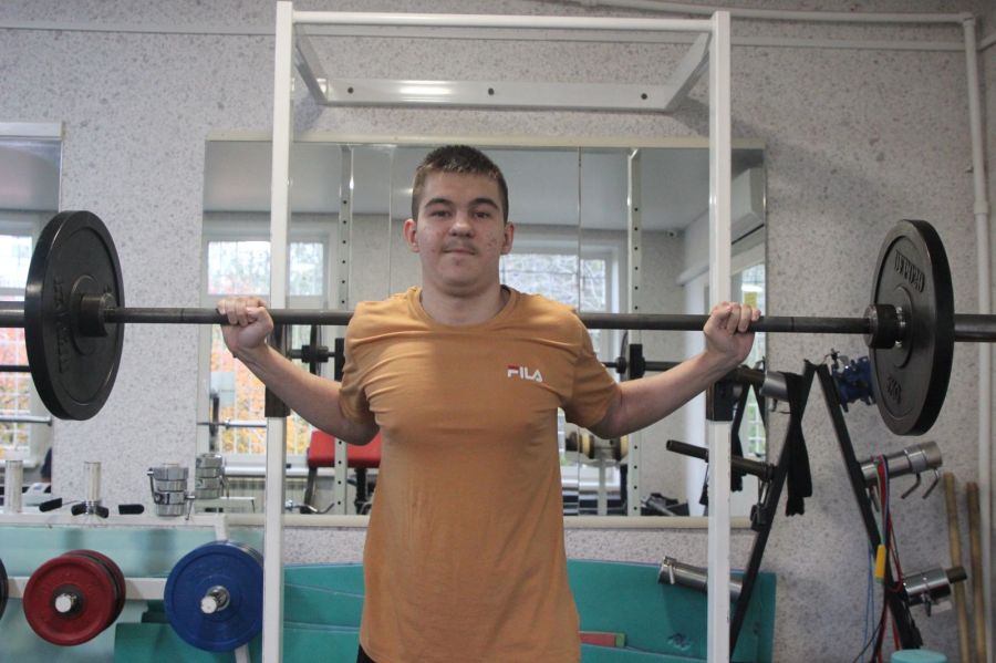 Артем Меренков - бронзовый призёр первенства Алтайского края по классическому троеборью среди юношей до 18 лет. Фото: Виталий Дворянкин/"Алтайский спорт"