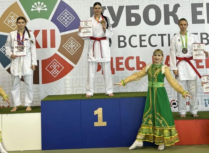 Карина Мешалкина на первой ступени пьедестала международного турнира в Салавате 