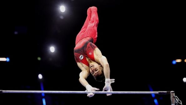 Гимнаст Сергей Найдин на чемпионате мира вышел в финалы командного многоборья и в упражнениях на перекладине