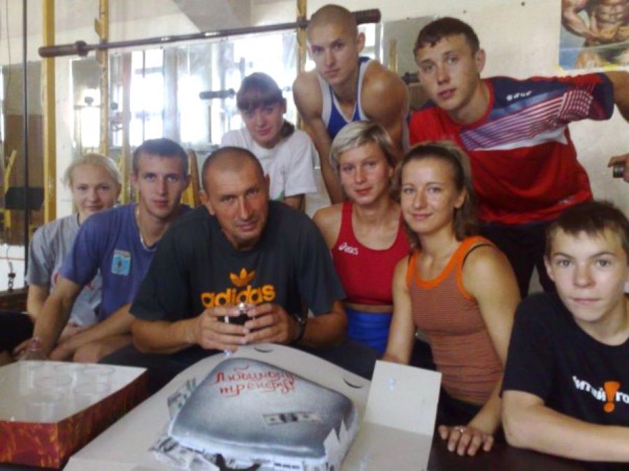 Группа Сергея Клевцова отмечает день рождения тренера. 2009 год. Справа от именинника - Татьяна Логунова, будущая жена. Фото из архива Николая Покутнева