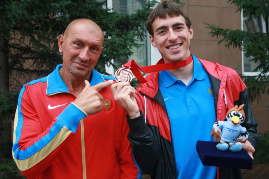 Сергей Клевцов и Сергей Шубенков с первой наградой чемпионата мира - бронзой. Фото из архива "АС"
