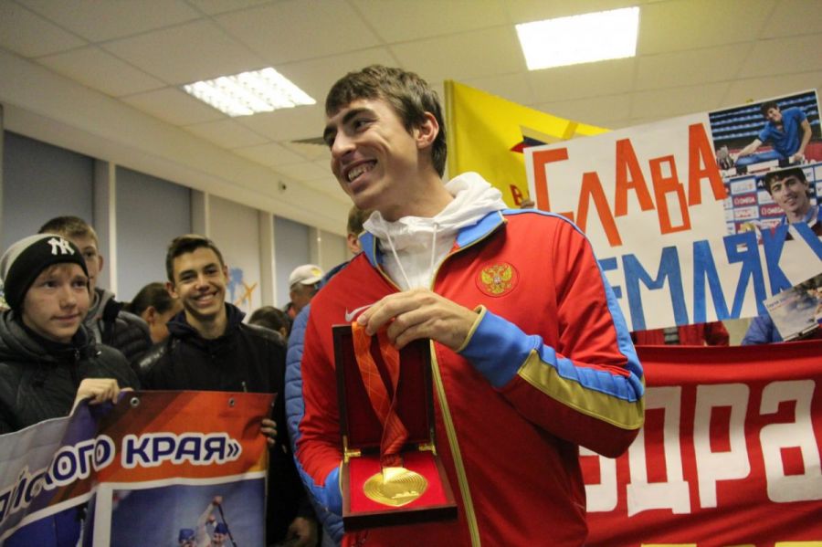 Сергей Шубенков с золотой медалью чемпиона мира в Барнаульском аэропорту. Фото из архива "АС"