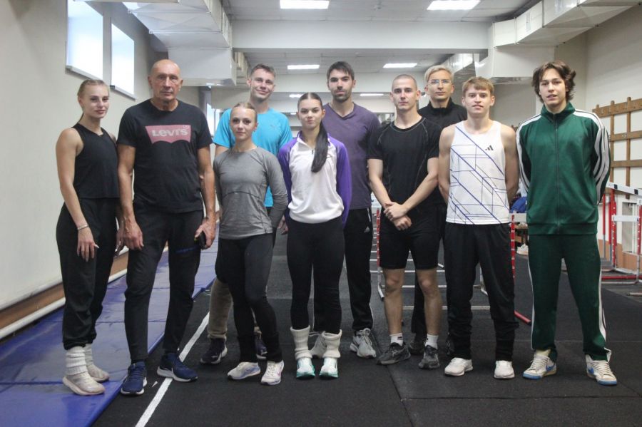 Группа Сергея Клевцова на тренировке в манеже АУОР. Фото: Виталий Дворянкин/ "Алтайский спорт"