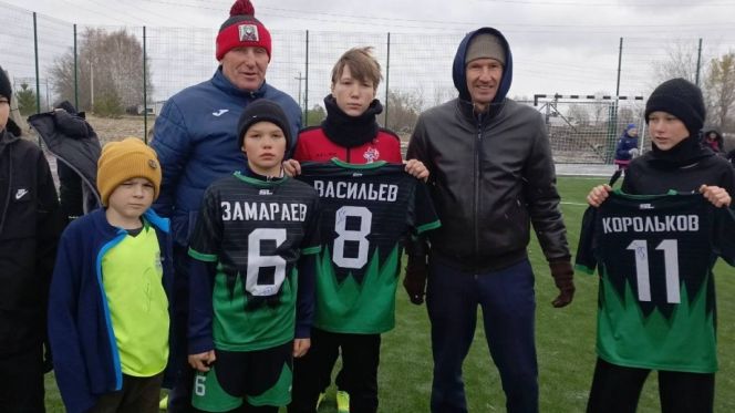 Алексей Смертин на открытии футбольного поля в Шелаболихе. Фото: Barnaul 22